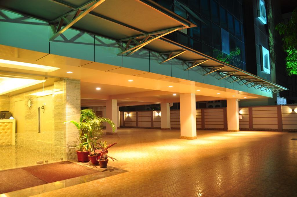 Awesome Palace Hotel Guwahati Buitenkant foto
