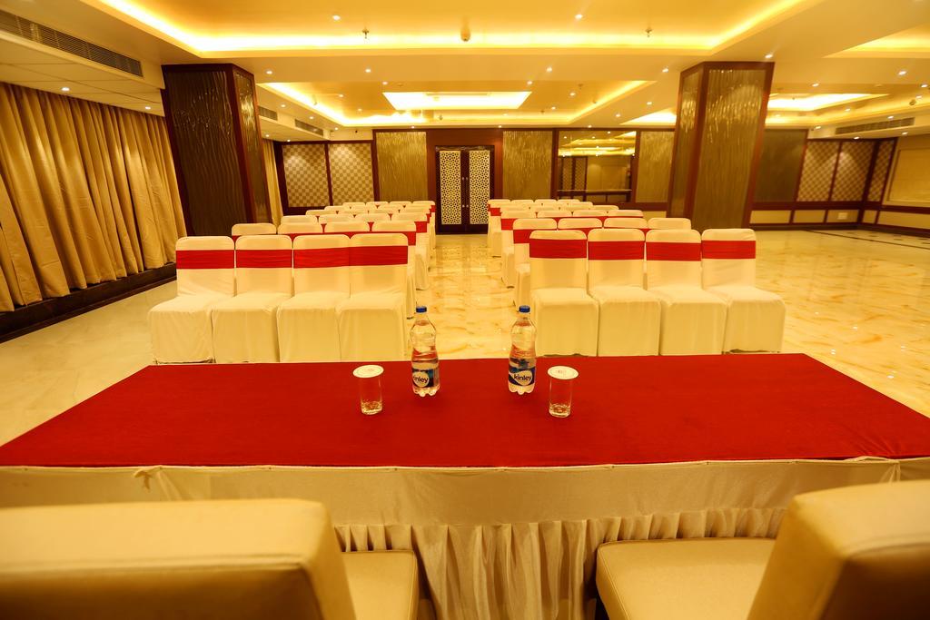 Awesome Palace Hotel Guwahati Buitenkant foto