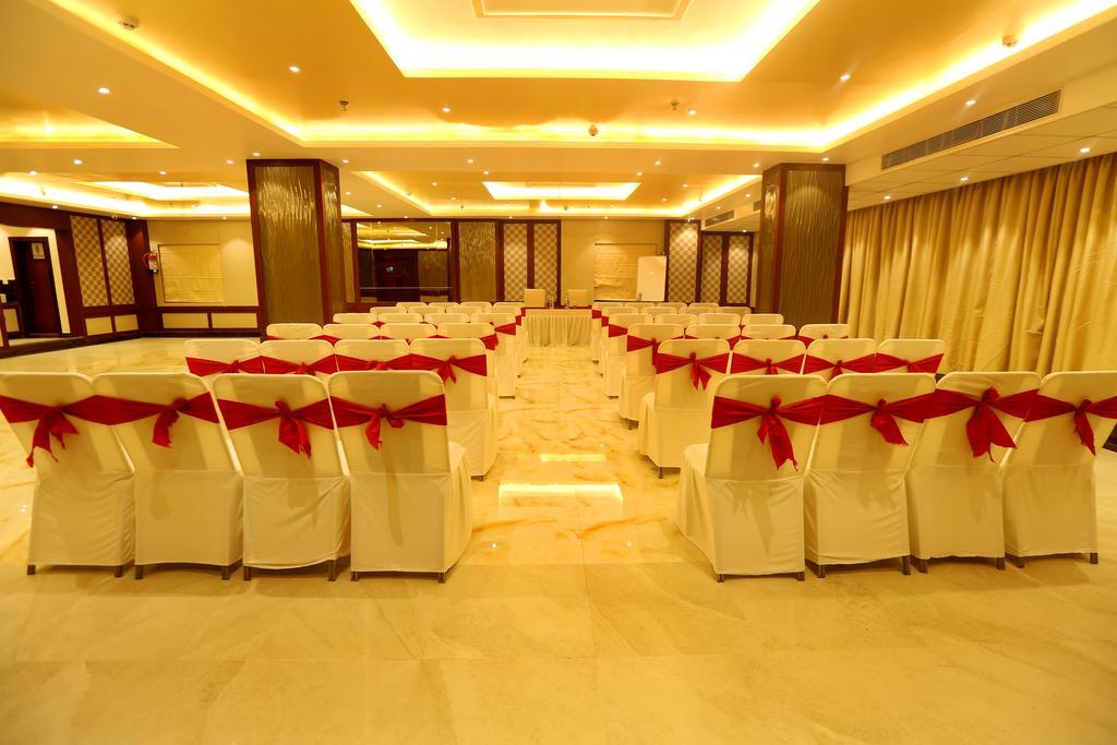 Awesome Palace Hotel Guwahati Buitenkant foto