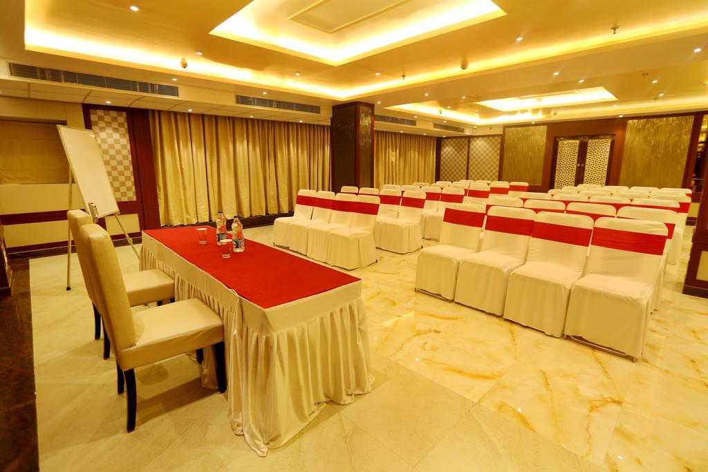 Awesome Palace Hotel Guwahati Buitenkant foto