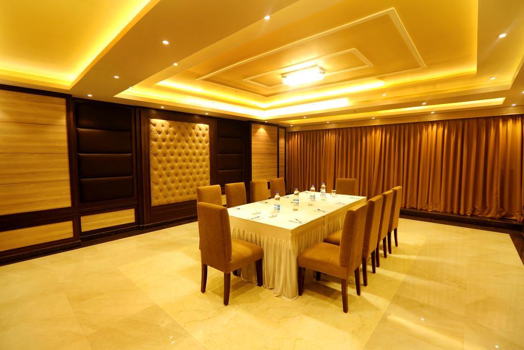 Awesome Palace Hotel Guwahati Buitenkant foto
