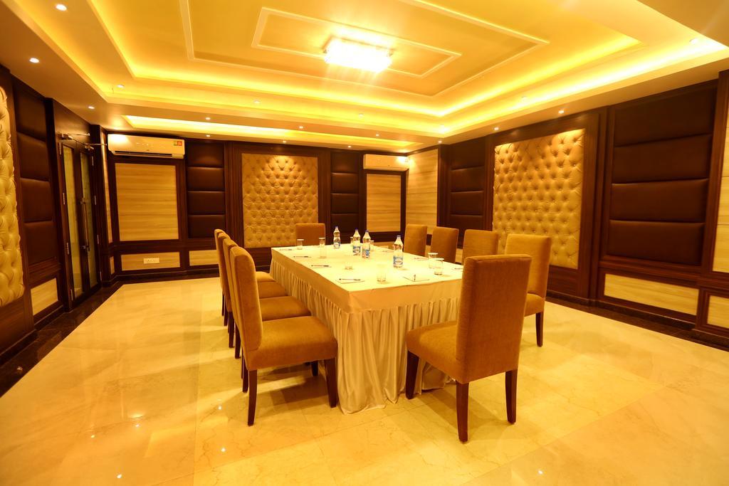 Awesome Palace Hotel Guwahati Buitenkant foto
