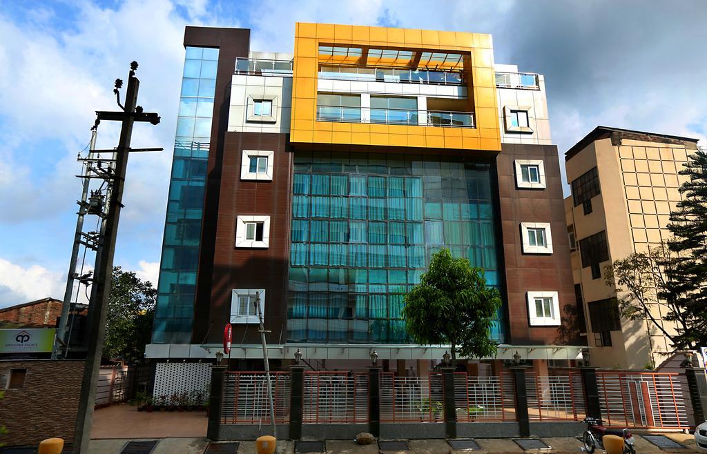 Awesome Palace Hotel Guwahati Buitenkant foto