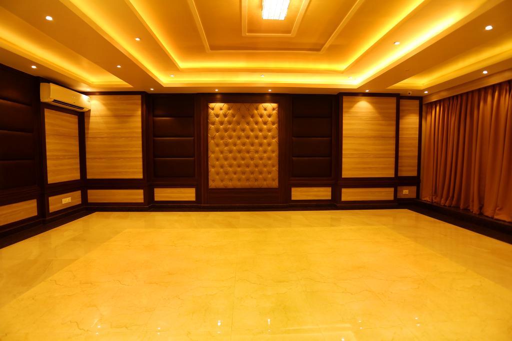 Awesome Palace Hotel Guwahati Buitenkant foto