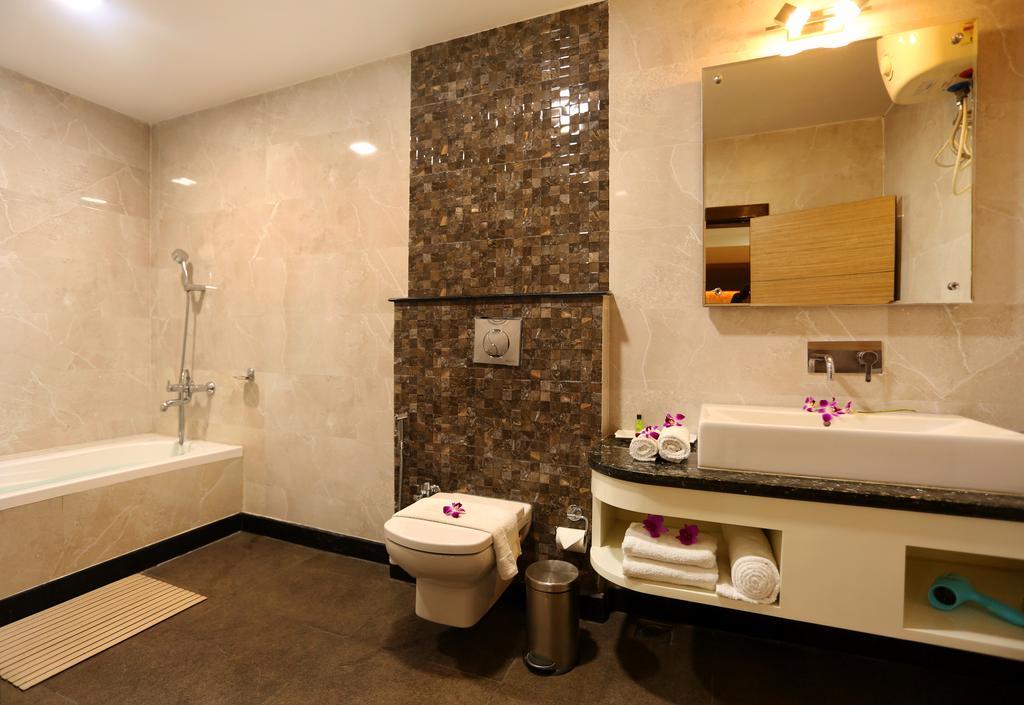 Awesome Palace Hotel Guwahati Buitenkant foto