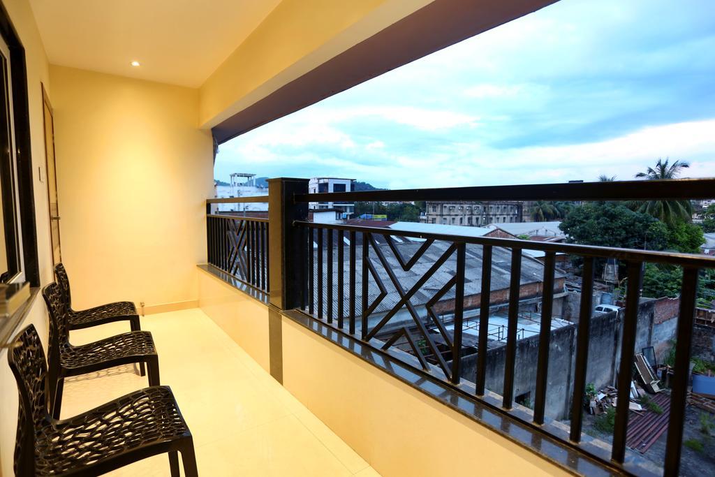 Awesome Palace Hotel Guwahati Buitenkant foto