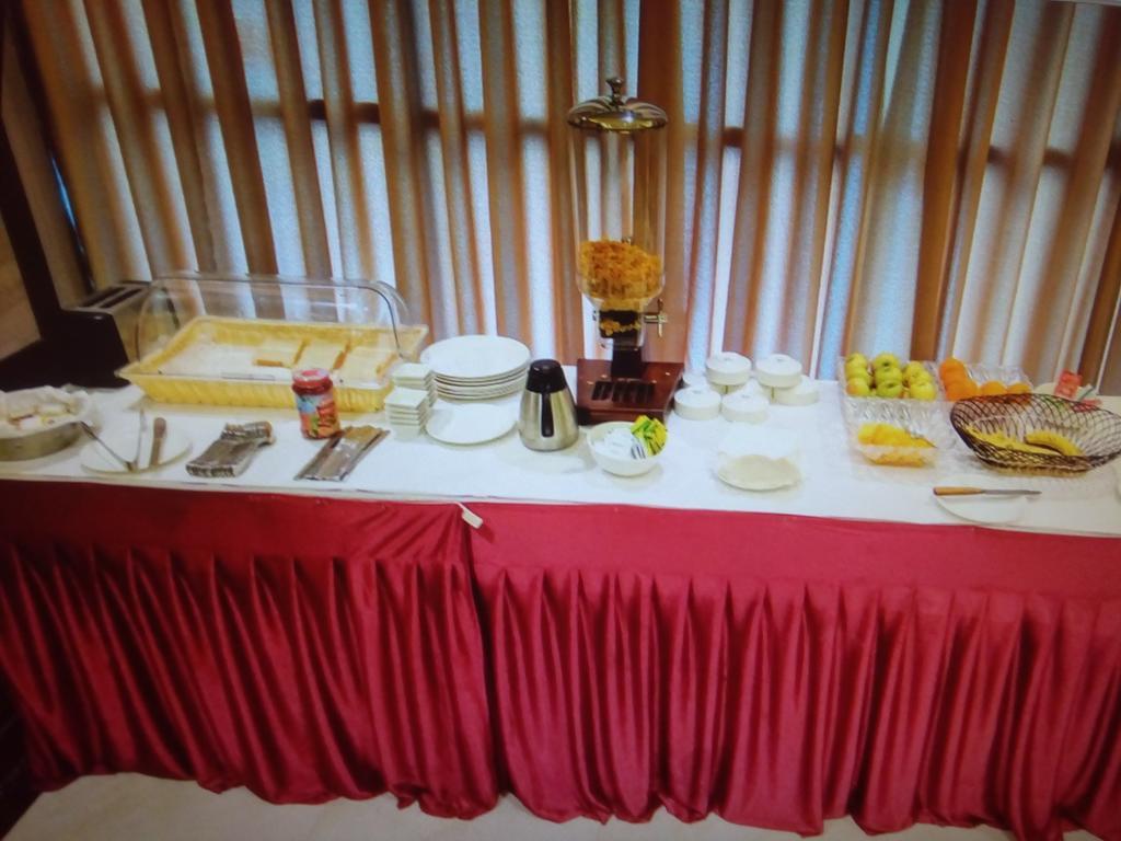 Awesome Palace Hotel Guwahati Buitenkant foto