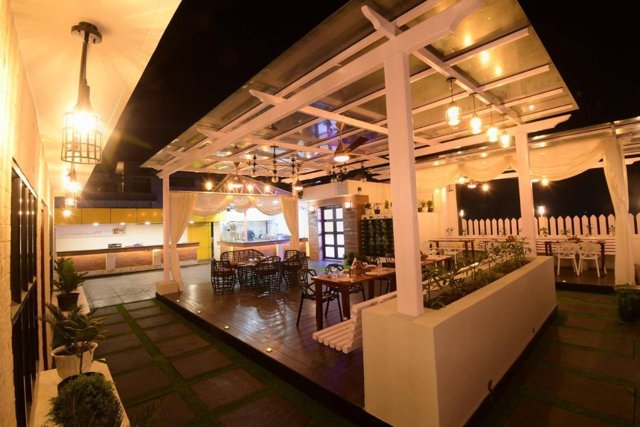 Awesome Palace Hotel Guwahati Buitenkant foto