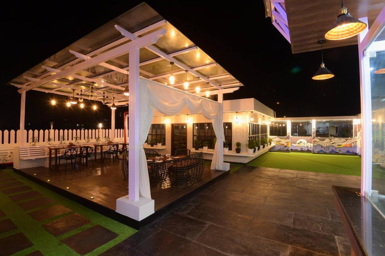 Awesome Palace Hotel Guwahati Buitenkant foto