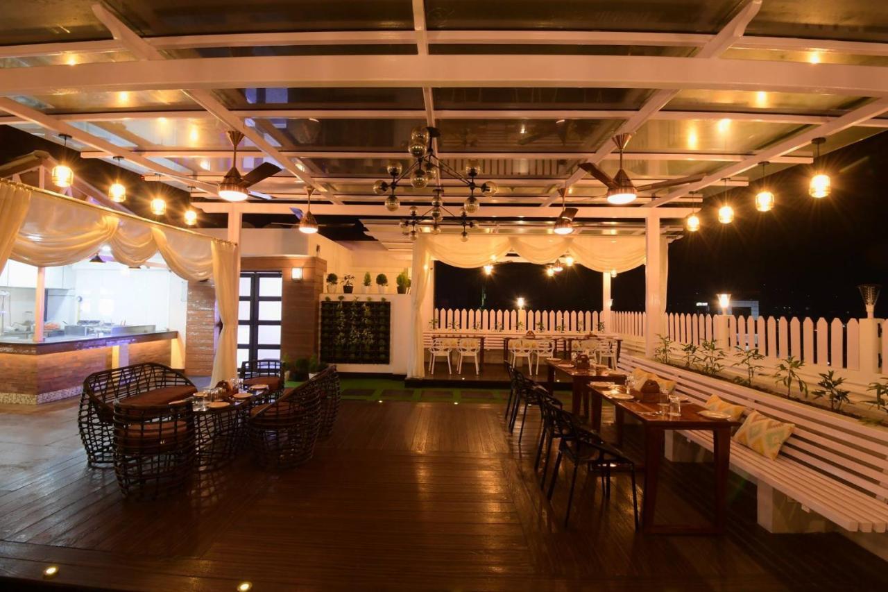 Awesome Palace Hotel Guwahati Buitenkant foto